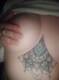 Tatuaggio in mezzo al seno
